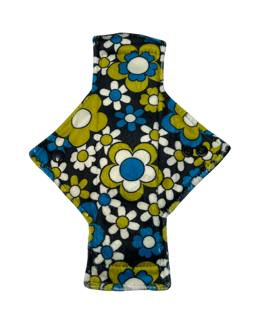 Stash Dash Event 2023 - Backed with Softshell Fleece Vintage Daisies Limited Edition Minky Single Light Flow Day Pad - Tree Hugger Cloth Pads